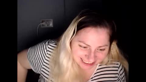 Laura online show from 11-28-25, 01:14