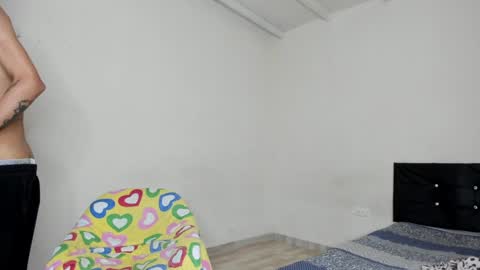 Snapshot of cardrey05 chatting on 02-04-25, 02:43 Carlos and Cristian online show from 02-04-25, 02:43