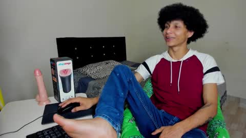 Snapshot of cardrey05 chatting on 09-17-25, 07:15 Carlos and Cristian online show from 09-17-25, 07:15