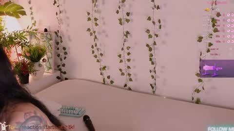 Snapshot of carlymilton chatting on 04-29-26, 09:32 Carly online show from 04-29-26, 09:32