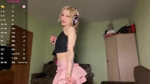 Snapshot of carmenlavelli chatting on 06-18-26, 11:31 Elina online show from 06-18-26, 11:31