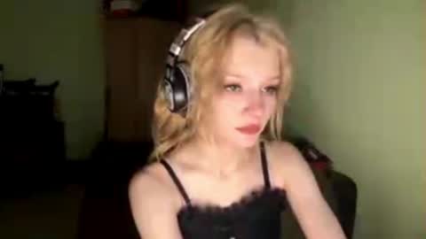 Snapshot of carmenlavelli chatting on 06-19-26, 11:52 Elina online show from 06-19-26, 11:52