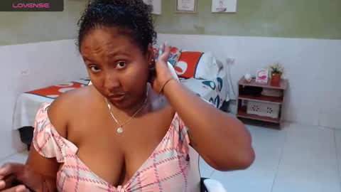 Snapshot of caroldelatorre chatting on 02-26-25, 06:54 Carol de la torre online show from 02-26-25, 06:54