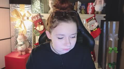 Snapshot of carolina_winter chatting on 12-19-24, 05:40 Mira online show from 12-19-24, 05:40