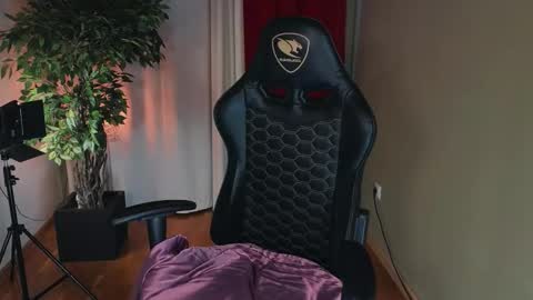 Snapshot of carolina_winter chatting on 09-16-25, 05:19 Mira online show from 09-16-25, 05:19