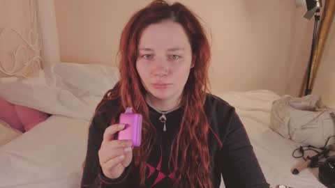 Snapshot of carolina_winter chatting on 10-28-25, 05:33 Mira online show from 10-28-25, 05:33