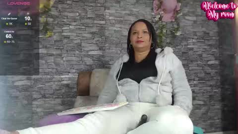 Snapshot of carolinajamess chatting on 01-24-25, 04:48 Camelia online show from 01-24-25, 04:48
