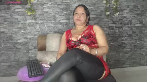 Snapshot of carolinajamess chatting on 10-11-25, 01:27 Camelia online show from 10-11-25, 01:27