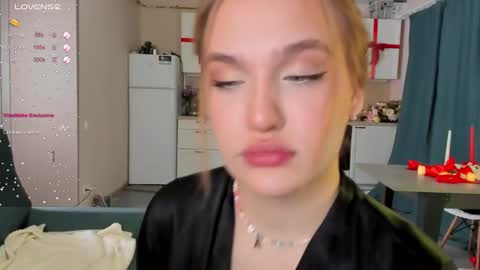 Snapshot of caroline_kiparis chatting on 12-24-24, 02:21 Caro online show from 12-24-24, 02:21