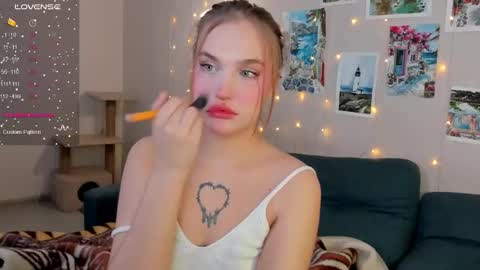 Snapshot of caroline_kiparis chatting on 01-08-25, 09:32 Caro online show from 01-08-25, 09:32