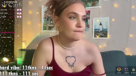 Snapshot of caroline_kiparis chatting on 01-30-25, 01:55 Caro online show from 01-30-25, 01:55