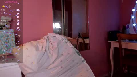 Snapshot of caroline_kiparis chatting on 09-22-25, 08:44 Caro online show from 09-22-25, 08:44