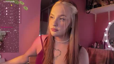 Snapshot of caroline_kiparis chatting on 11-21-25, 12:32 Caro online show from 11-21-25, 12:32