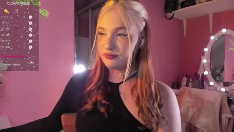 Snapshot of caroline_kiparis chatting on 11-21-25, 08:29 Caro online show from 11-21-25, 08:29