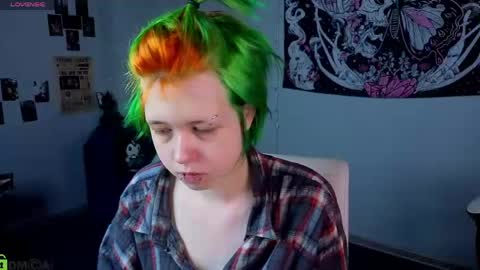 Snapshot of carolinerichter chatting on 05-12-26, 05:59 CarolineRichter online show from 05-12-26, 05:59