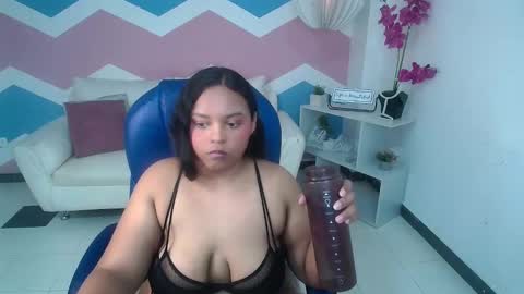 Snapshot of carollkiss chatting on 10-21-25, 06:08 carollkiss online show from 10-21-25, 06:08
