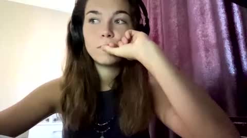 Snapshot of carolynnsobey chatting on 07-14-26, 06:18 Viktorie online show from 07-14-26, 06:18
