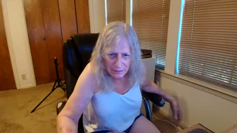 Snapshot of carrie_linn chatting on 06-27-26, 06:02 carrie_linn online show from 06-27-26, 06:02