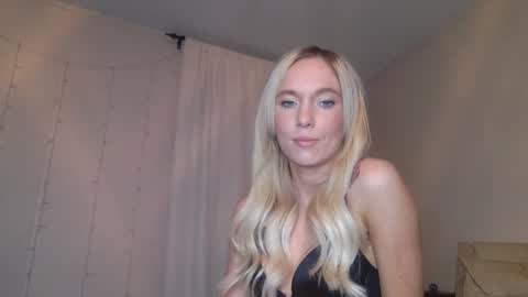 Snapshot of caseygirl6879 chatting on 10-06-25, 02:42 Casey Lakes online show from 10-06-25, 02:42