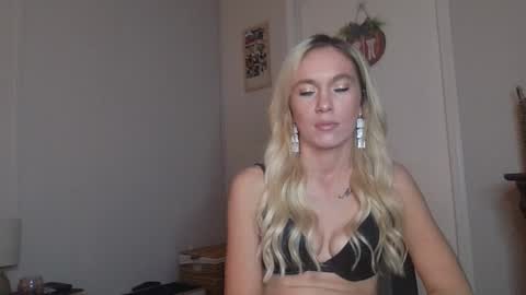 Snapshot of caseygirl6879 chatting on 10-20-25, 04:46 Casey Lakes online show from 10-20-25, 04:46