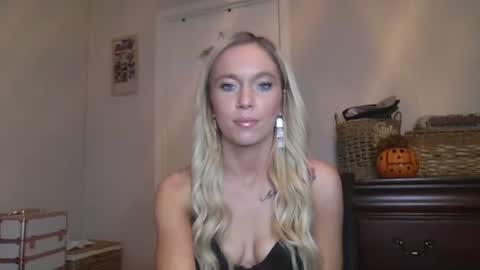 Snapshot of caseygirl6879 chatting on 10-26-25, 05:30 Casey Lakes online show from 10-26-25, 05:30