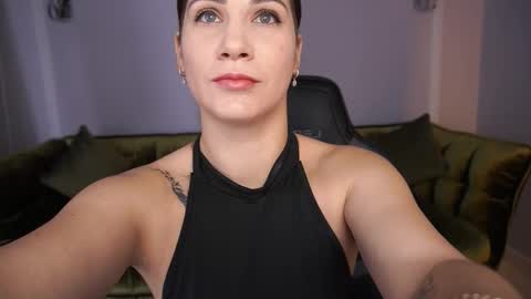 Snapshot of cassandragood chatting on 11-19-25, 07:19 Lena online show from 11-19-25, 07:19