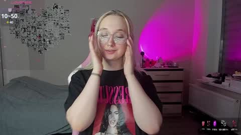 Snapshot of cassie_rosss chatting on 12-20-24, 01:25 Cassie Rosss online show from 12-20-24, 01:25