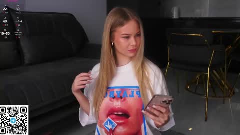 Snapshot of cassiemur_ chatting on 05-18-26, 07:25 Cassie online show from 05-18-26, 07:25