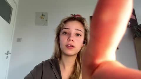 Olivia online show from 04-24-26, 06:16