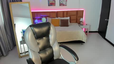 catti_brie_ online show from 04-24-26, 11:34