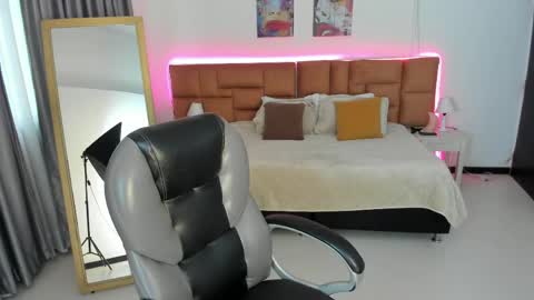 catti_brie_ online show from 04-26-26, 11:30