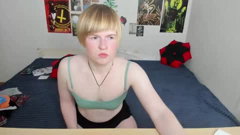 Snapshot of cattie_w_ chatting on 05-02-26, 01:10 cattie_w_ online show from 05-02-26, 01:10