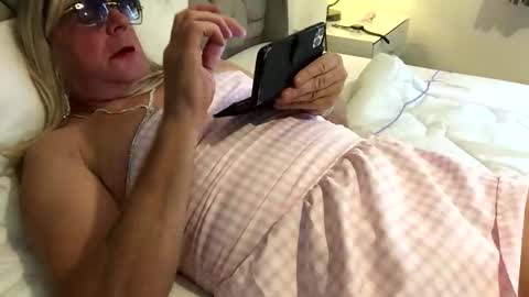 Snapshot of cd_sexy_girlie chatting on 09-17-25, 07:43 Claire online show from 09-17-25, 07:43