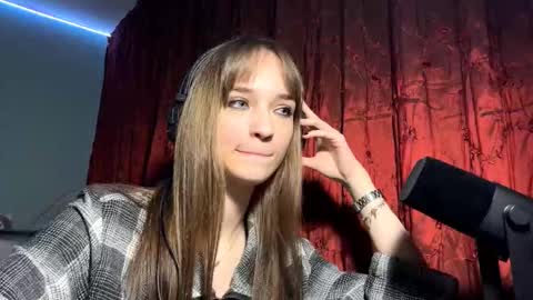 Snapshot of ceciliameusel chatting on 11-11-25, 04:18 Lily online show from 11-11-25, 04:18