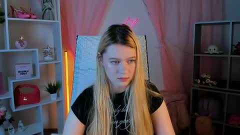 Snapshot of celestinemauriac chatting on 05-04-26, 06:37 your cute kitty online show from 05-04-26, 06:37