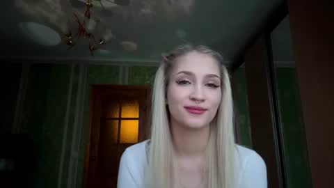 Snapshot of chanelglow chatting on 08-03-26, 06:11 Chanel online show from 08-03-26, 06:11