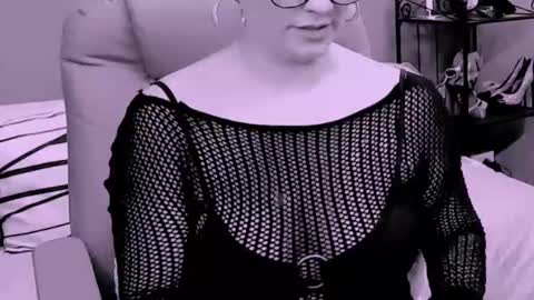 The Queen online show from 11-23-25, 04:40