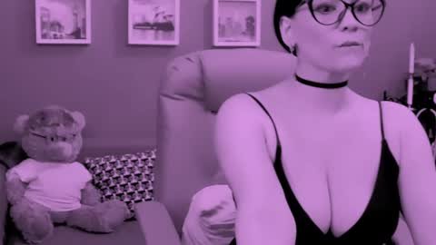 Snapshot of chantallovely chatting on 05-04-26, 02:02 The Queen online show from 05-04-26, 02:02