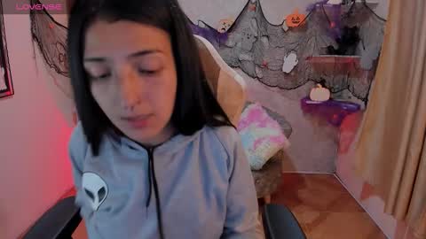 Snapshot of chaos_wild chatting on 10-28-25, 01:31 Violeta online show from 10-28-25, 01:31