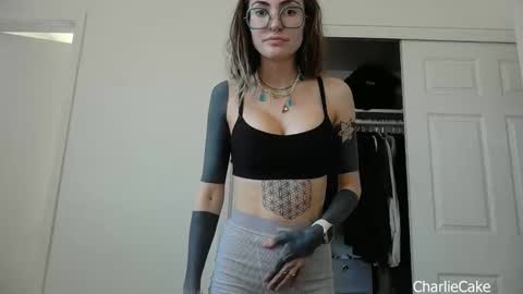 Snapshot of charliecake chatting on 12-17-25, 08:15 Charlie Cake online show from 12-17-25, 08:15