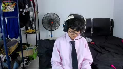 Snapshot of charlietaylorr__ chatting on 05-25-26, 06:47 Charlie online show from 05-25-26, 06:47