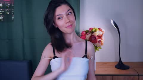 Snapshot of charlinepiker chatting on 06-01-26, 12:34 Yumi online show from 06-01-26, 12:34