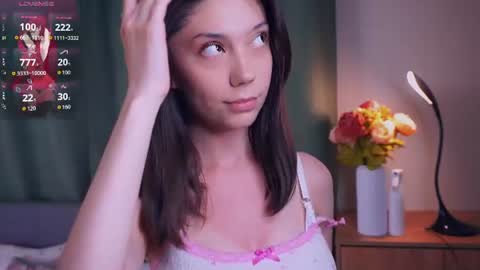 Snapshot of charlinepiker chatting on 06-11-26, 10:41 Yumi online show from 06-11-26, 10:41