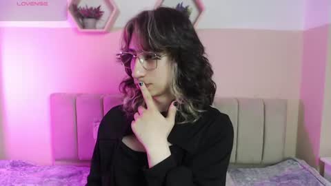 Snapshot of charlothe_dumont chatting on 06-18-26, 01:48 charlothe_dumont online show from 06-18-26, 01:48