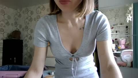Snapshot of charming__chick chatting on 05-23-26, 02:43 charming__chick online show from 05-23-26, 02:43