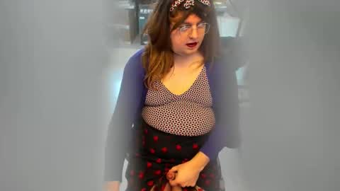 Snapshot of chaturbaby chatting on 11-13-25, 10:36 Rosalie online show from 11-13-25, 10:36