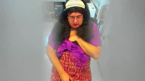 Snapshot of chaturbaby chatting on 12-18-25, 10:10 Rosalie online show from 12-18-25, 10:10