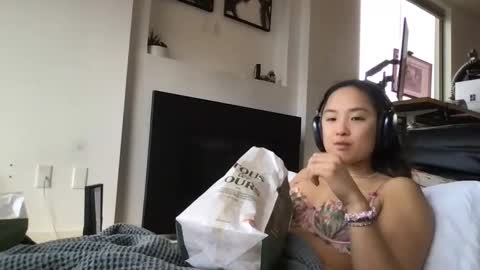 chellybear101 online show from 12-24-24, 06:28