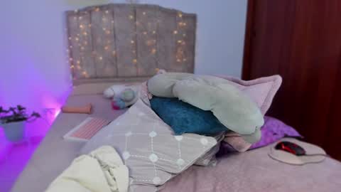 Snapshot of cherries_and_wine_ chatting on 12-01-24, 09:04 cherries_and_wine_ online show from 12-01-24, 09:04