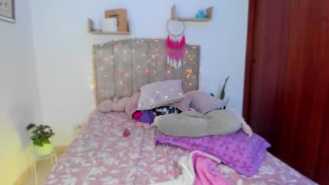 Snapshot of cherries_and_wine_ chatting on 02-06-25, 11:37 cherries_and_wine_ online show from 02-06-25, 11:37